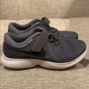 Boys Gray Nike Shoes Size 1 (Youth)